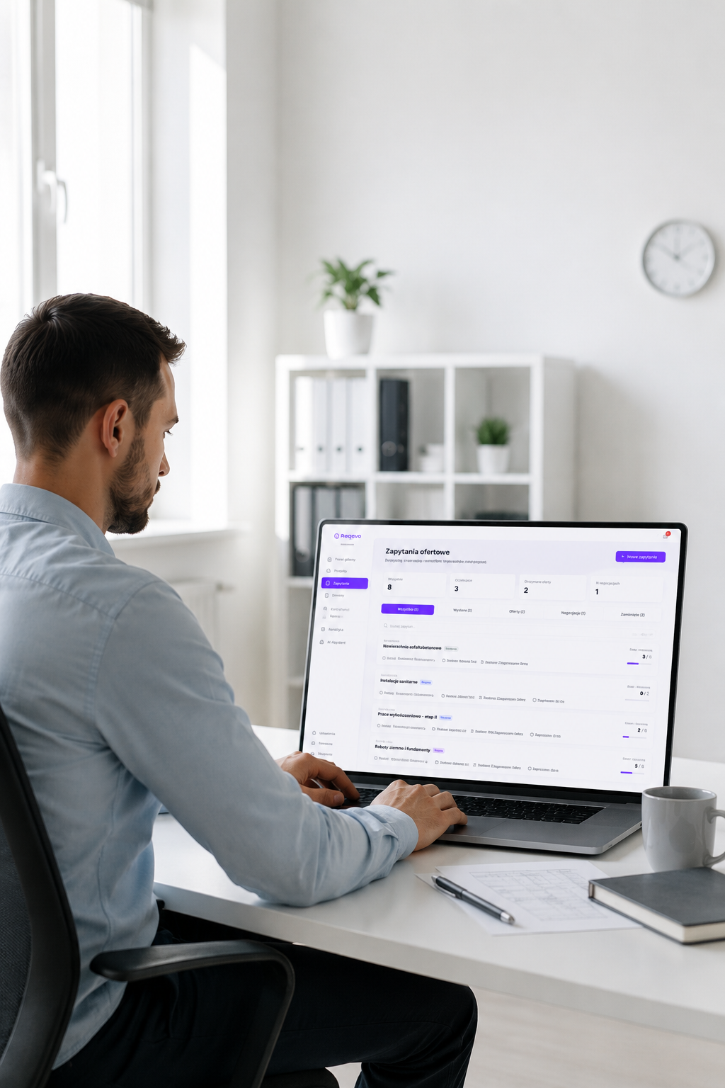 Specjalista pracujący z platformą Reqevo na laptopie